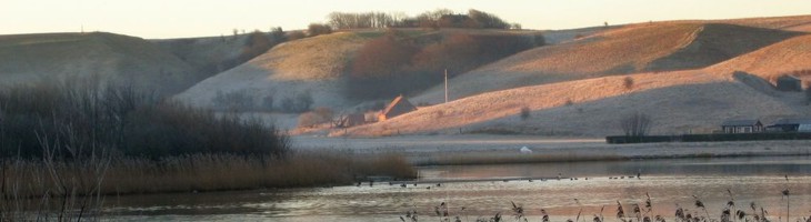 Shuset er natursknt beliggende mellem bakkerne ved Lemvig s